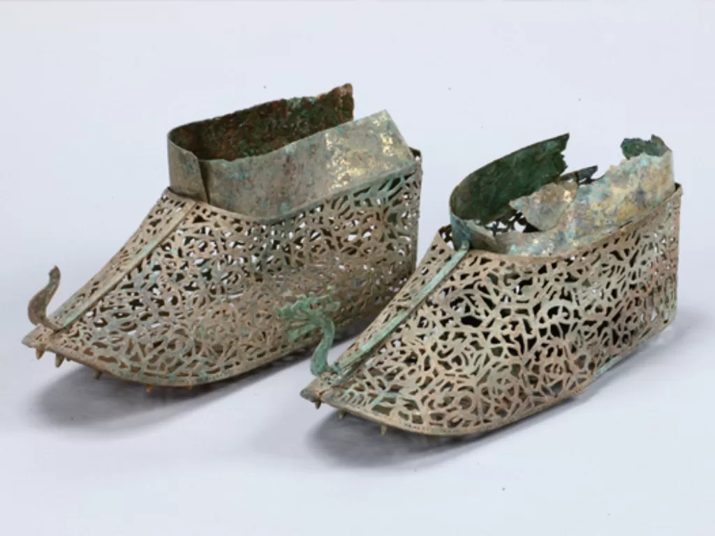 Sepatu perunggu emas berusia 1.500 tahun. (koreanheritage.kr)