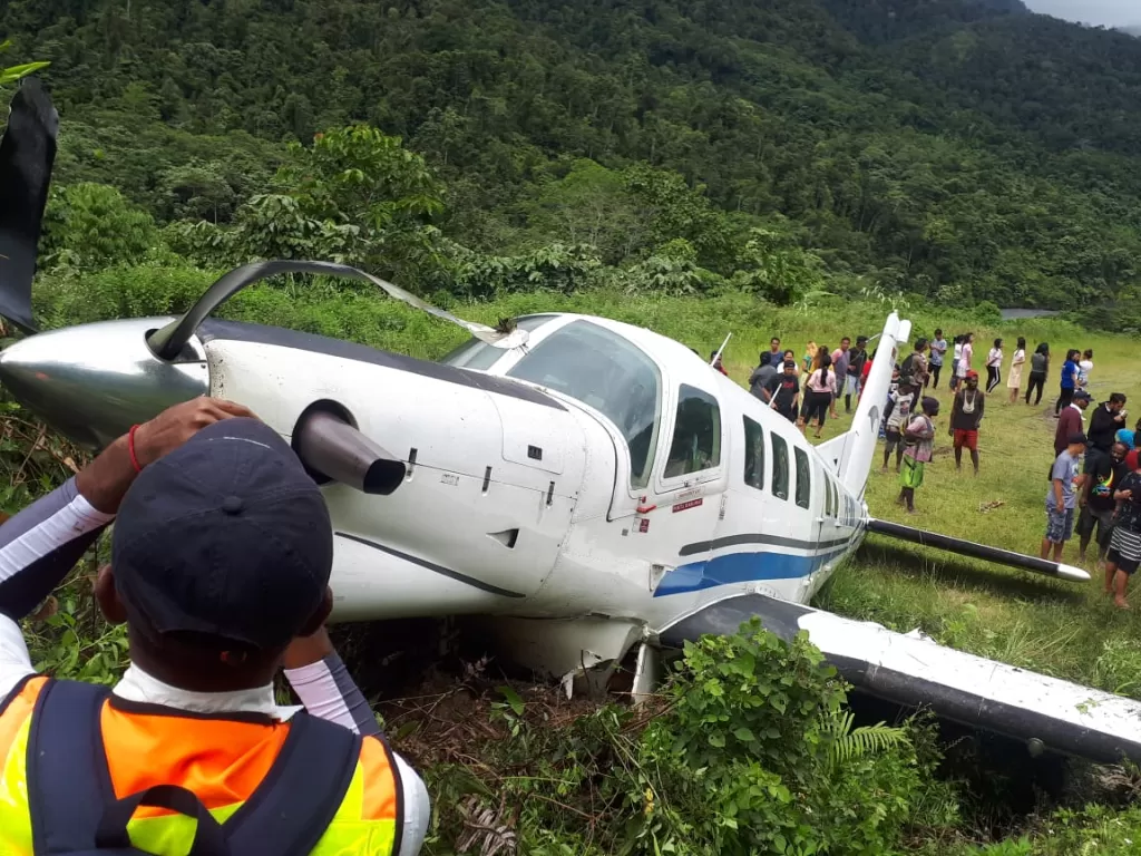 Pesawat Tariku PK-RWR yang membawa makanan tergelincir saat melakukan pendaratan di Bandara Bayabiru Kabupaten Paniai, Papua. (Humas Polda Papua)