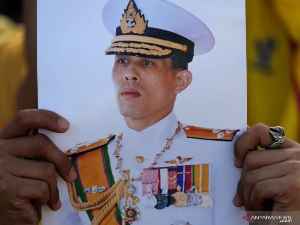 Seorang warga memegang foto Raja Maha Vajiralongkorn saat penobatannya di Bangkok, Thailand, Sabtu (4/5/ 2019). (ANTARA FOTO/REUTERS/Navesh Chitrakar)