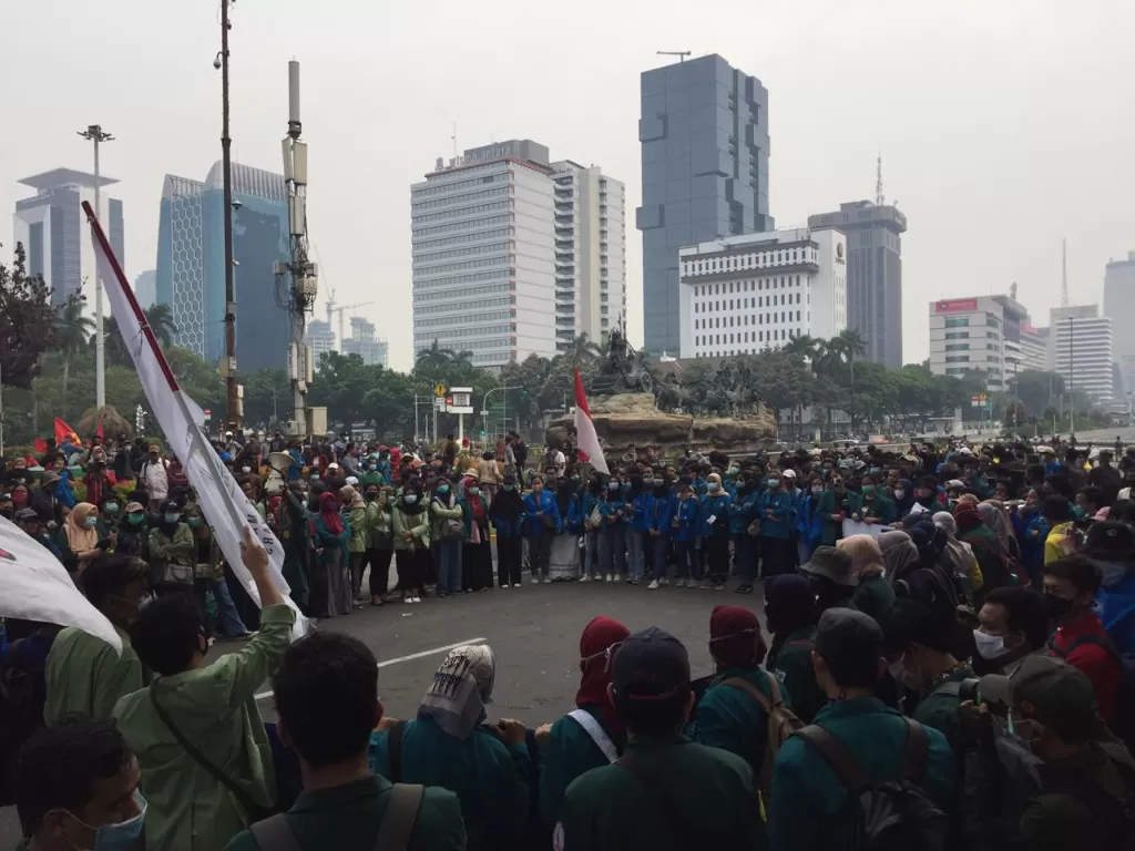 Dua elemen massa berbeda demo Omnibus Law di sekitar Patung Kuda, Jakarta Pusat. (INDOZONE/Samsudhuha Wildansyah).