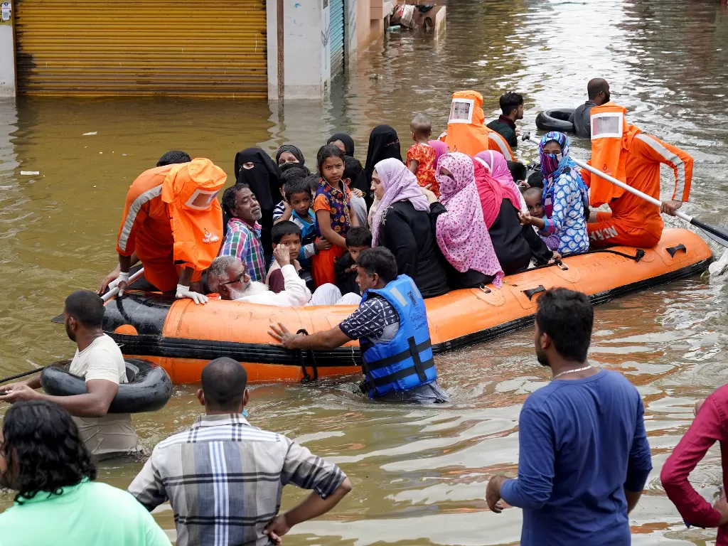 Warga dievakuasi dari lingkungan yang banjir setelah hujan lebat di Hyderabad, ibu kota negara bagian selatan Telangana, India (REUTERS/Vinod Babu)