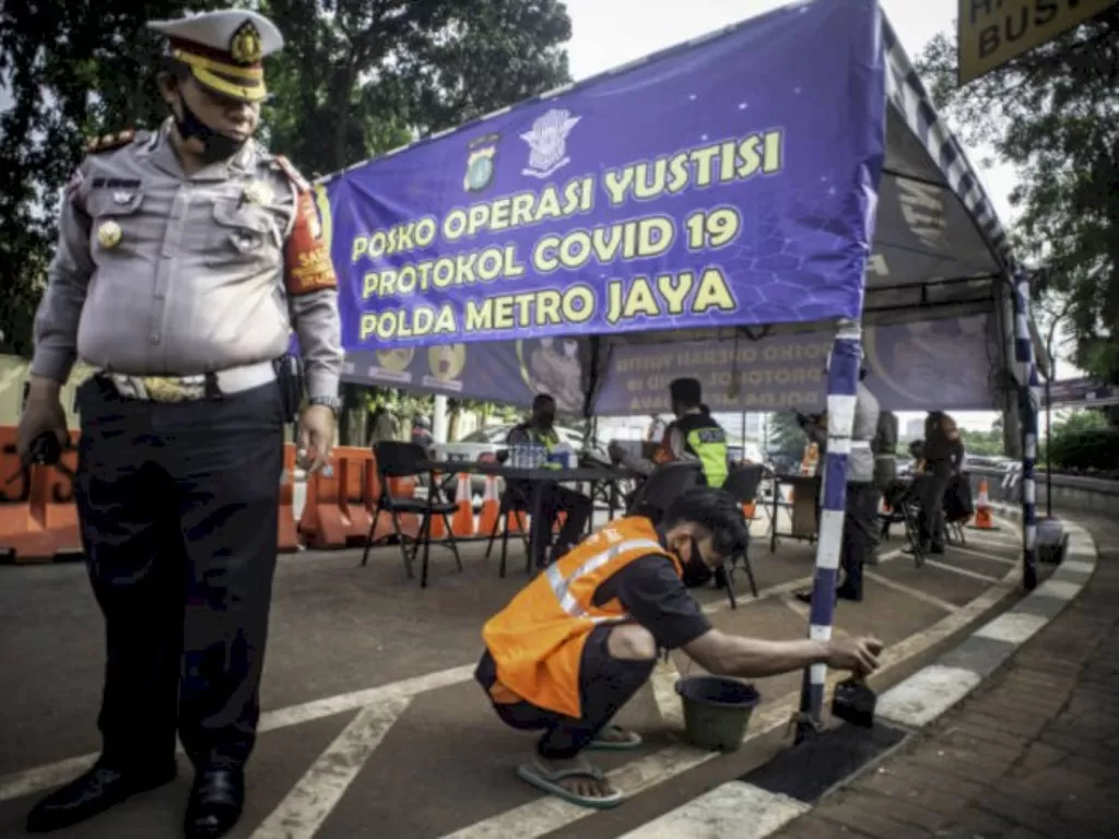 Polantas dan Satpol PP menggelar Operasi Yustisi Protokol Covid-19 di kawasan Pasar Jumat, Jakarta, Senin (14/9/2020). (ANTARA FOTO/Aprillio Akbar)