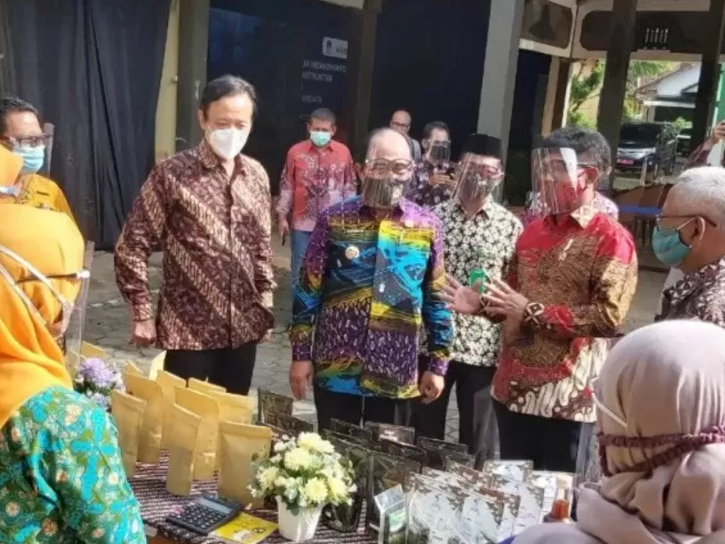 Menteri Komunikasi dan Informatika, Johnny G. Plate mempromosikan produk lokal dari Pagerharjo, Kabupaten Kulon Progo. (Photo/ANTARA/Sutarmi)