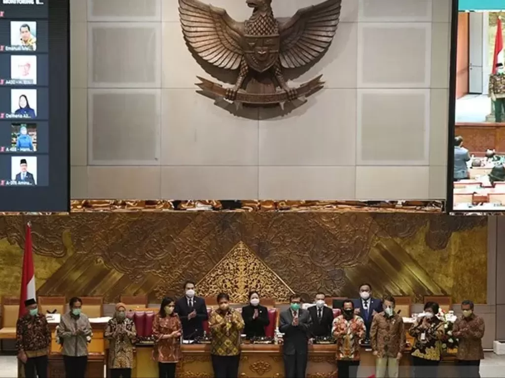Pimpinan DPR usai pengesahan UU Cipta Kerja pada Rapat Paripurna di Kompleks Parlemen, Senayan, Jakarta, Senin (5/10/2020). (Photo/ANTARA FOTO/Hafidz Mubarak A)