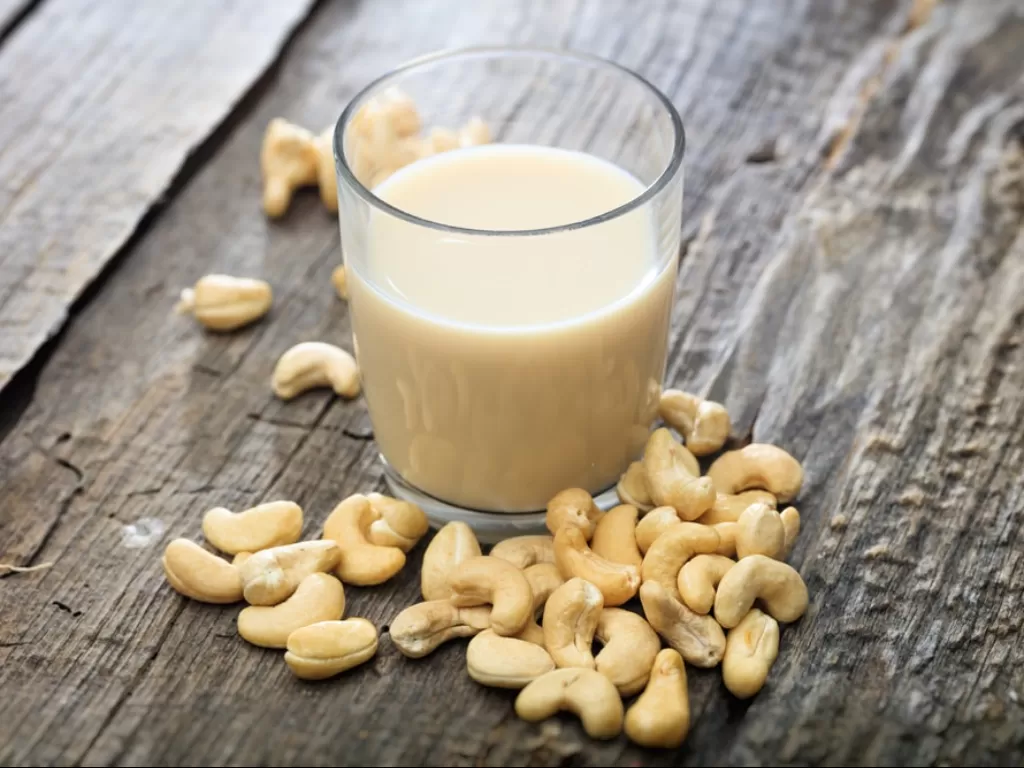 Ilustrasi susu kacang mete. (megunprocessed.com)