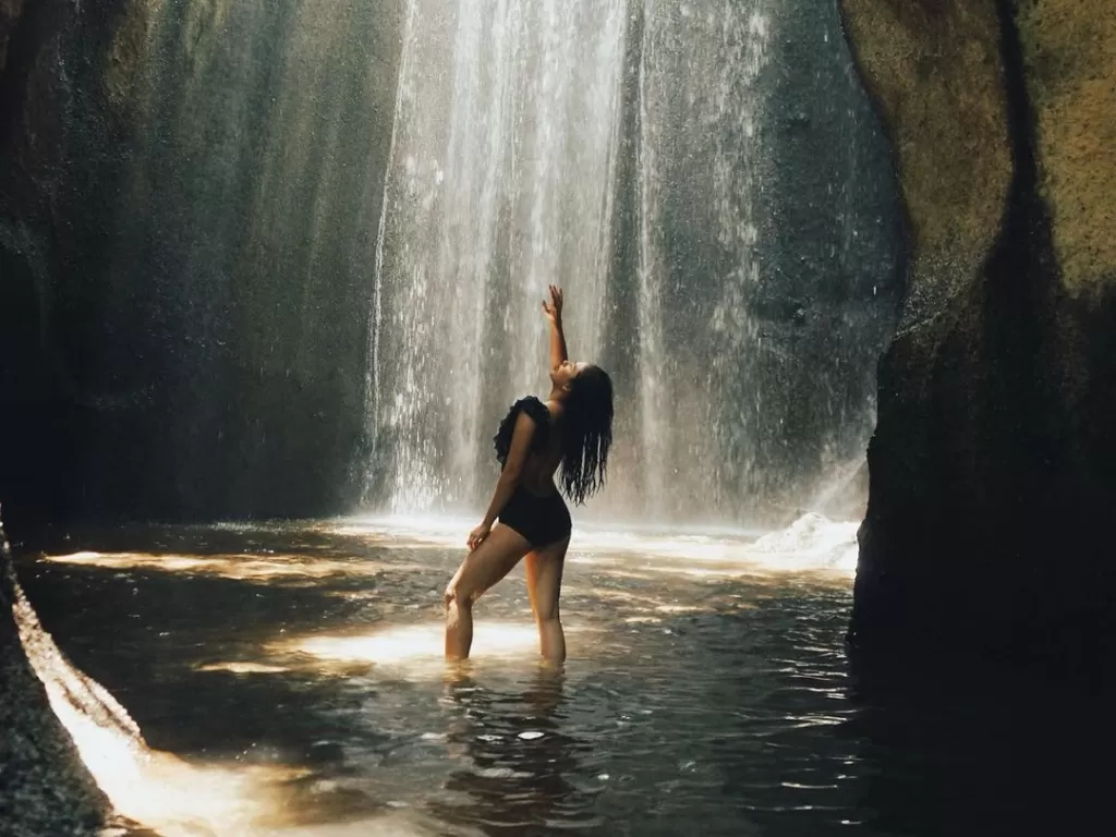 Jessica Mila berfoto di bawah air terjun. (Instagram/@jscmila)