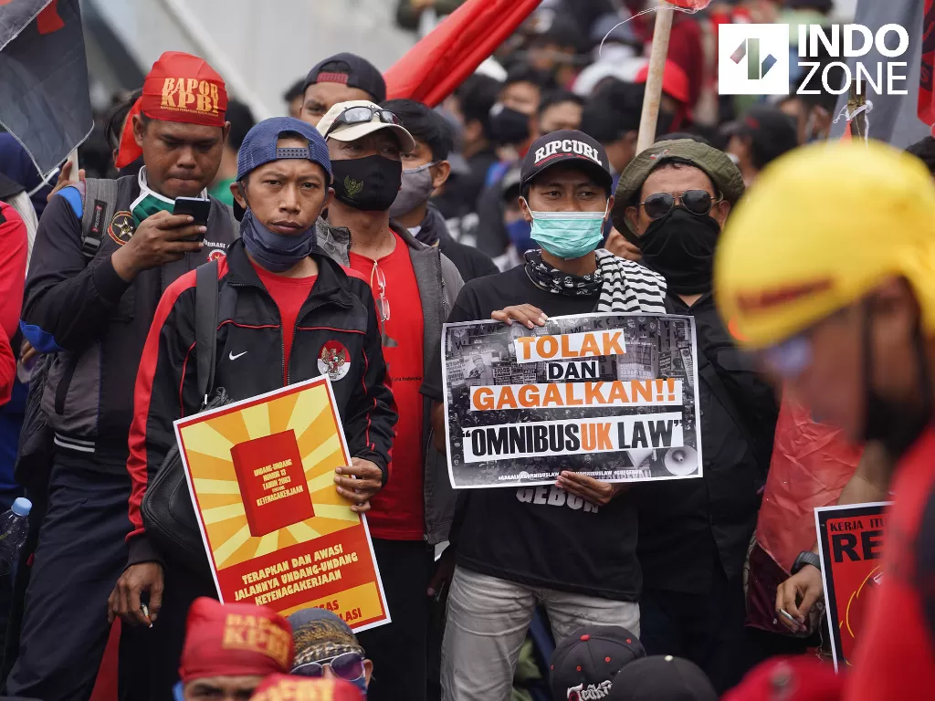 Massa dari buruh dan mahasiswa melakukan aksi menolak RUU Cipta Kerja di depan Gedung DPR, Jakarta, Kamis (16/7/2020). (INDOZONE/Arya Manggala)