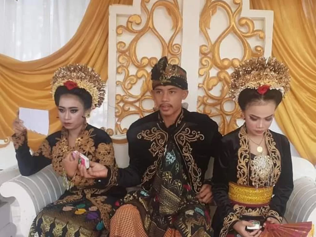 Pernikahan Ahmad Rizal viral di media sosial menggandeng dua wanita di pelaminan. (Istimewa)