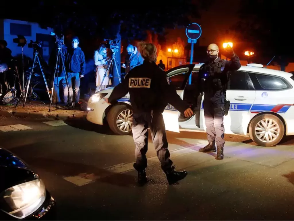 Pihak kepolisian mengamankan lokasi penembakan pria yang diduga membunuh guru di Prancis. (Reuters)