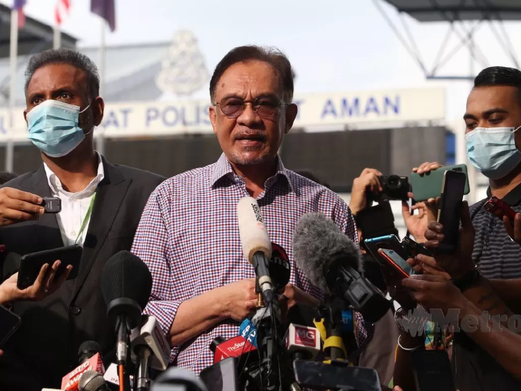 Anwar Ibrahim saat menggelar pertemuan dengan awak media. (HMetro)