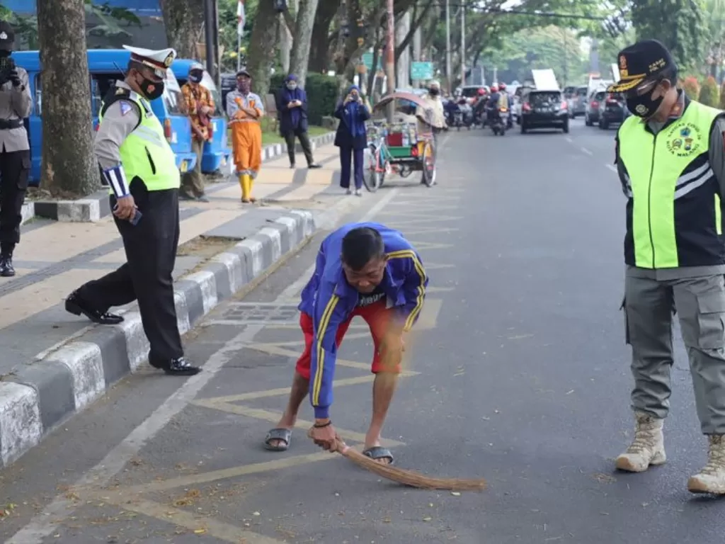 Petugas memberikan sanksi sosial terhadap warga Kota Malang, Jawa Timur yang tidak mengenakan masker, Kamis (10/9/2020). (ANTARAHO-Humas Pemkot MalangVFT)