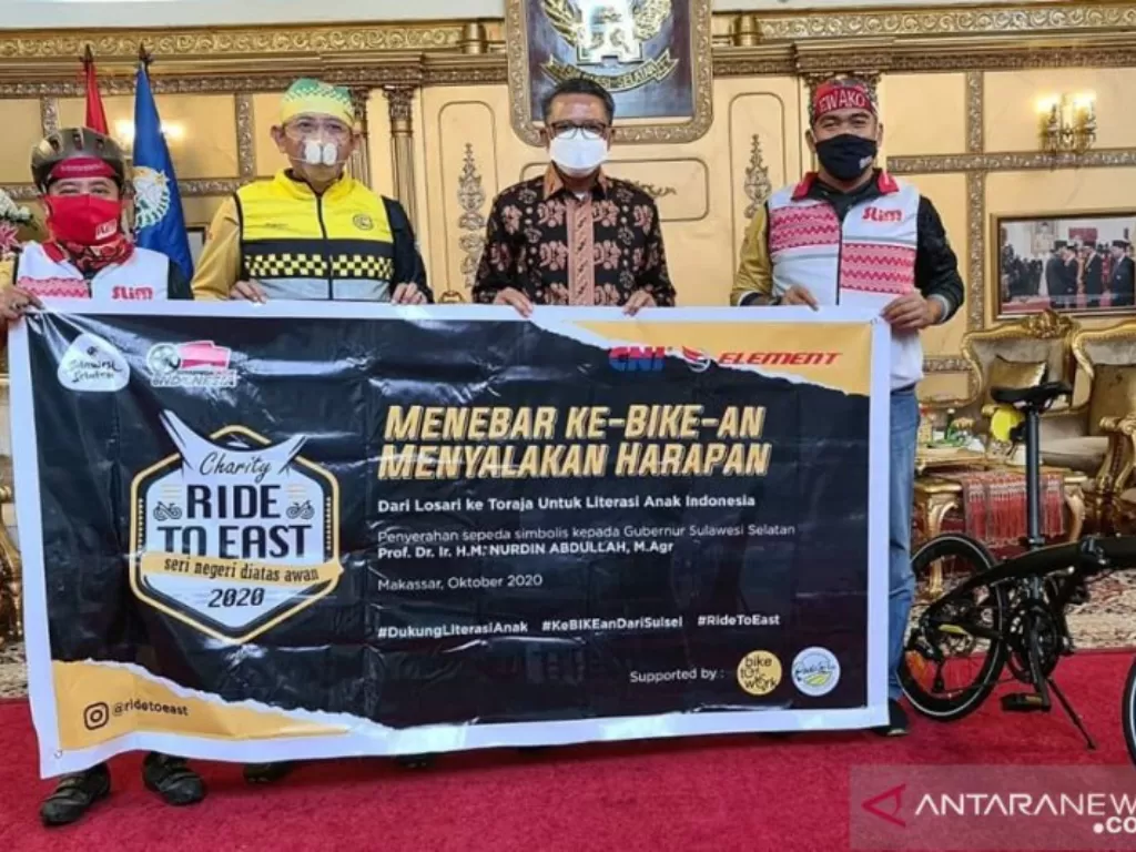 Gubernur Sulawesi Selatan, Prof H M Nurdin Abdullah mengajak warganya untuk menjalankan pola hidup sehat, salah satunya dengan menjadikan sepeda sebagai transportasi harian.  