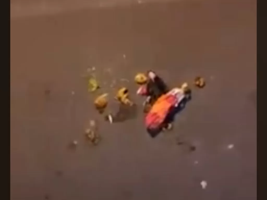 Boneka dibuang di jalan raya diduga untuk pesugihan minta tumbal (Tiktok)