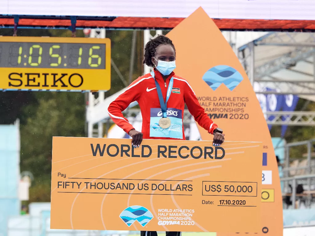 Pelari Kenya Peres Jepchirchir memecahkan rekor dunia untuk lari half maraton dalam perlombaan khusus wanita pada hari Sabtu (17/10/2020). (photo/REUTERS/Rafal Oleksiewicz)