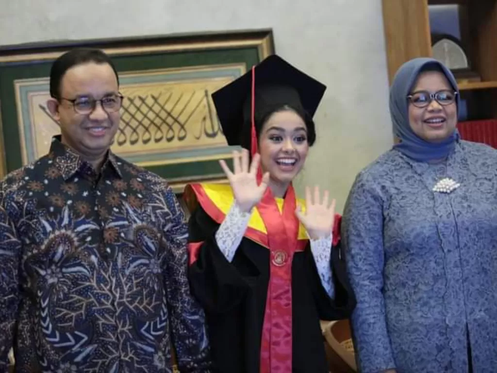 Gubernur DKI Jakarta Anies Baswedan bersama putri dan istrinya. (Instagram @aniesbaswedan)