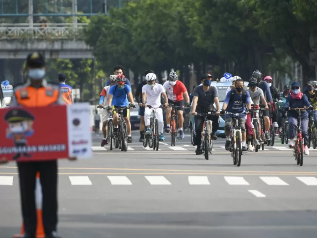 Ilustrasi warga bersepeda dengan memakai masker di kawasan Jalan M.H. Thamrin, Jakarta, Minggu (18-10-2020).  (ANTARA FOTO/Galih Pradipta)