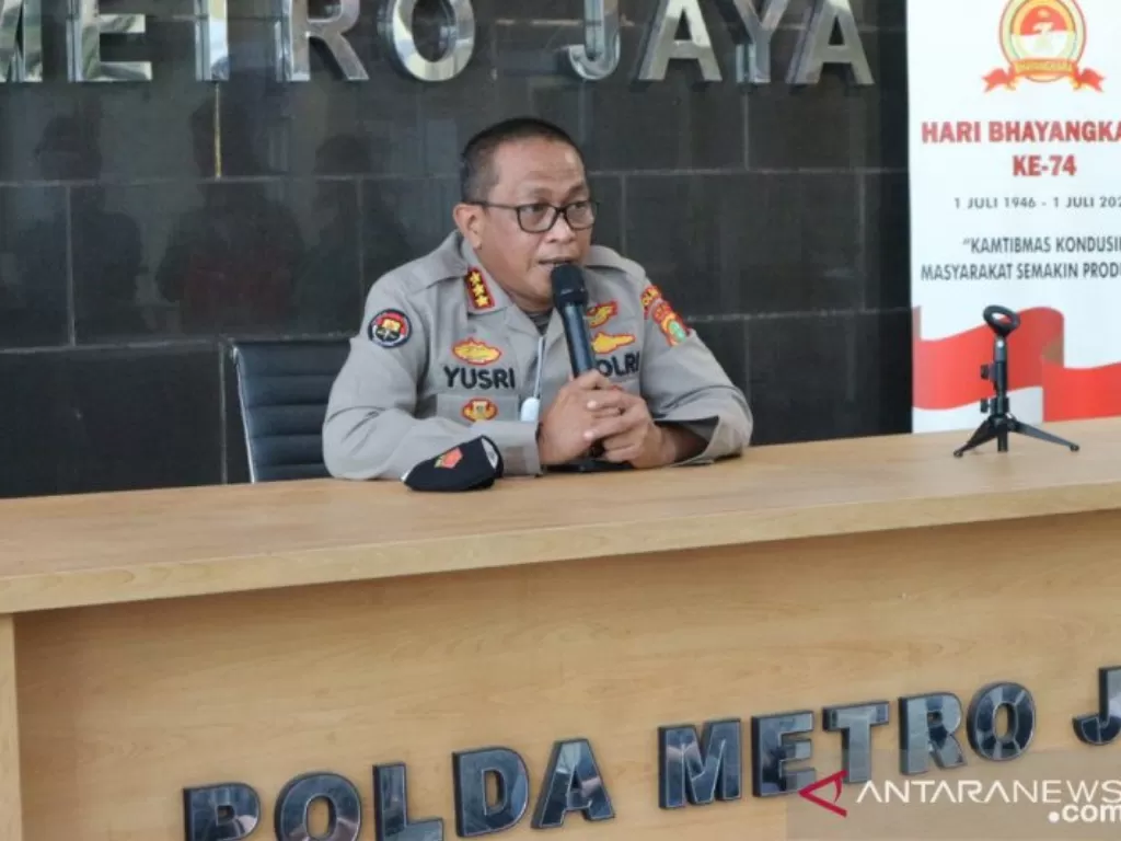  Kepala Bidang Humas Polda Metro Jaya Kombes Pol Yusri Yunus memberikan keterangan kepada wartawan Mako Polda Metro Jaya. (photo/ANTARA/Fianda Sjofjan Rassat)