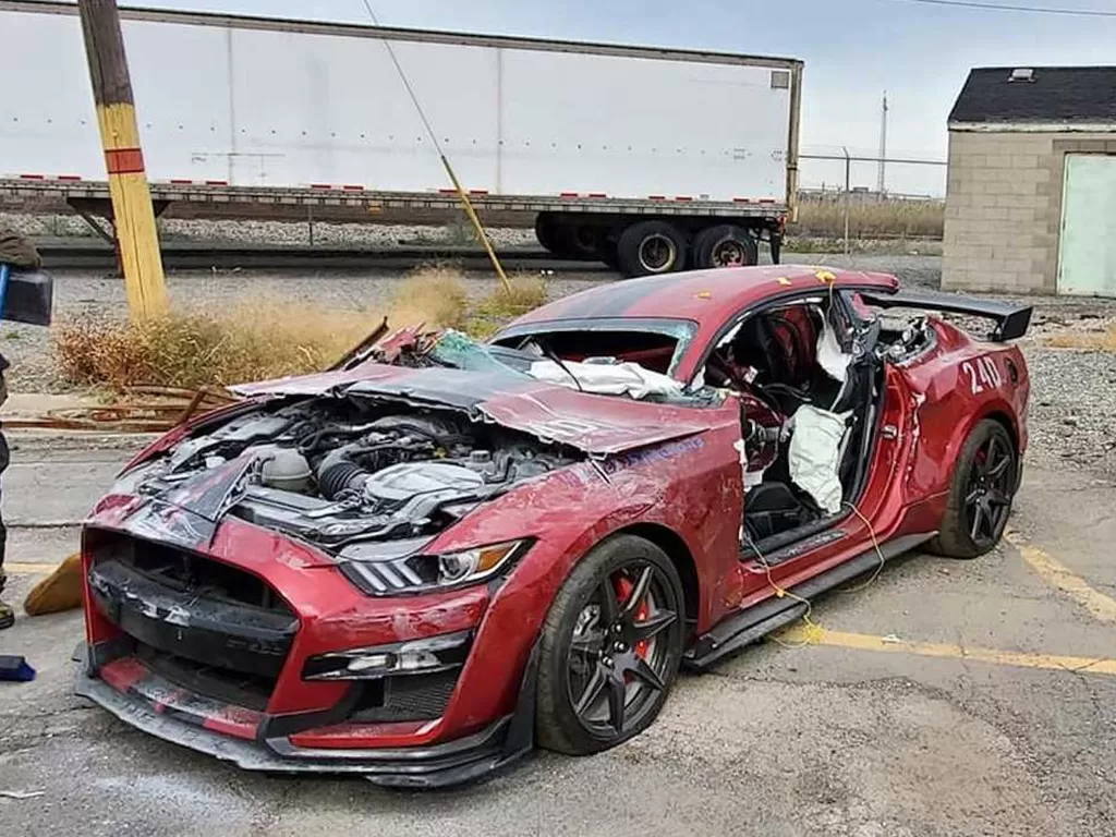 Mobil Ford Shelby GT500 2020 yang sudah rusak (photo/Facebook/Dearborn Fire Department)