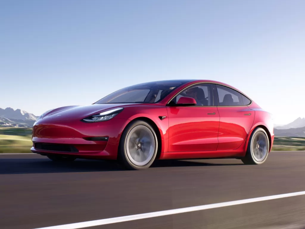 Tampilan mobil Tesla Model 3 berwarna merah dengan desain baru (photo/Tesla)