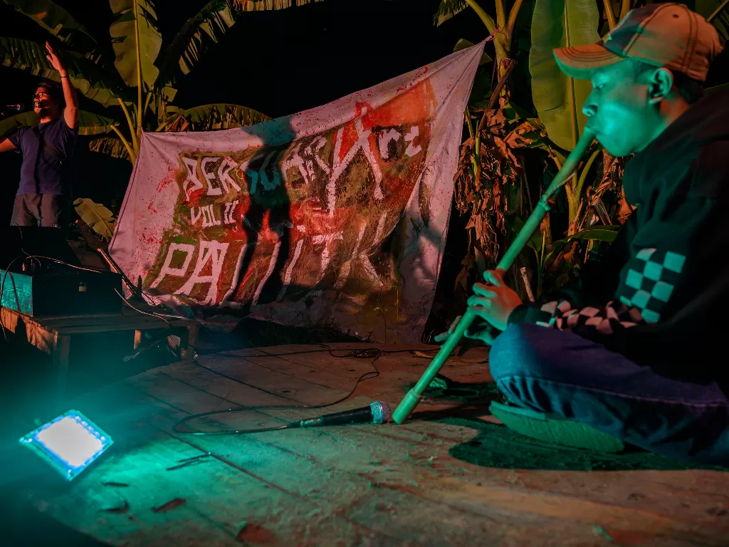 Seniman melakukan musikalisasi puisi pada pertunjukan BersuarArt Palutik di Palu (ANTARA FOTO/Basri Marzuki)