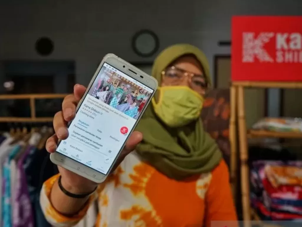 Pelaku Usaha Mikro, Kecil, dan Menengah (UMKM) di Yogyakarta Tutty Fetrianingsih menunjukan kerajinan produksinya yang dipasarkan melalui online marketplace. (Photo/ANTARA FOTO/Andreas Fitri Atmoko)
