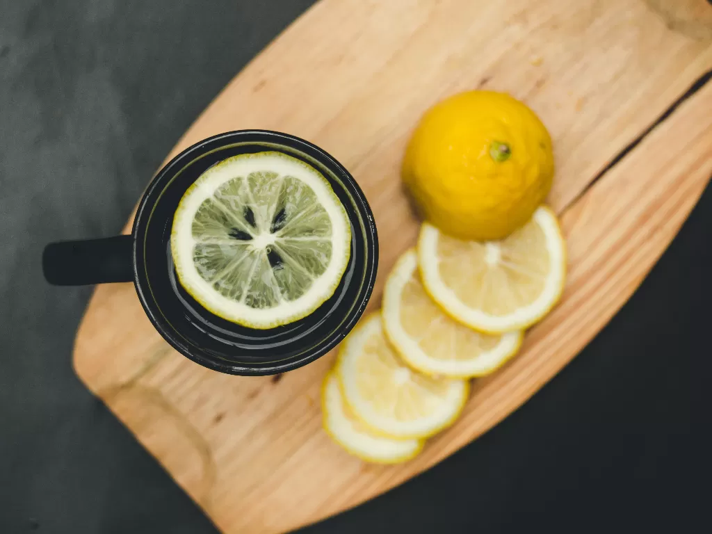 Air lemon dan garam hitam (Pexels/Raka Miftah)