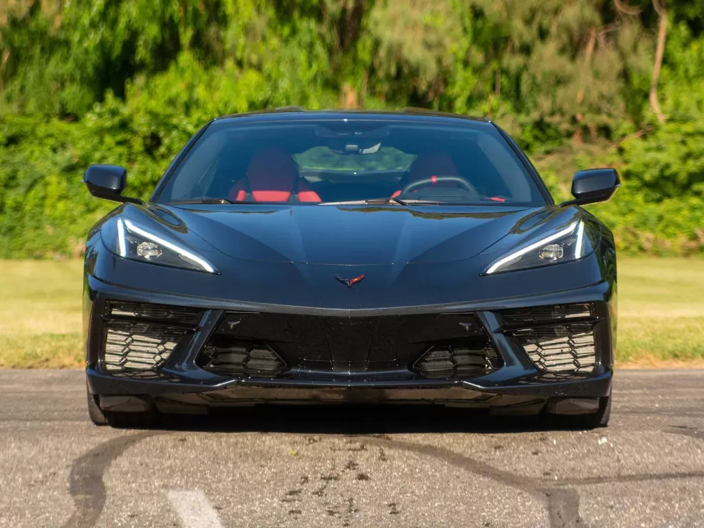 Tampilan depan mobil Chevrolet Corvette Stingray 2020 warna hitam (photo/Chevrolet)