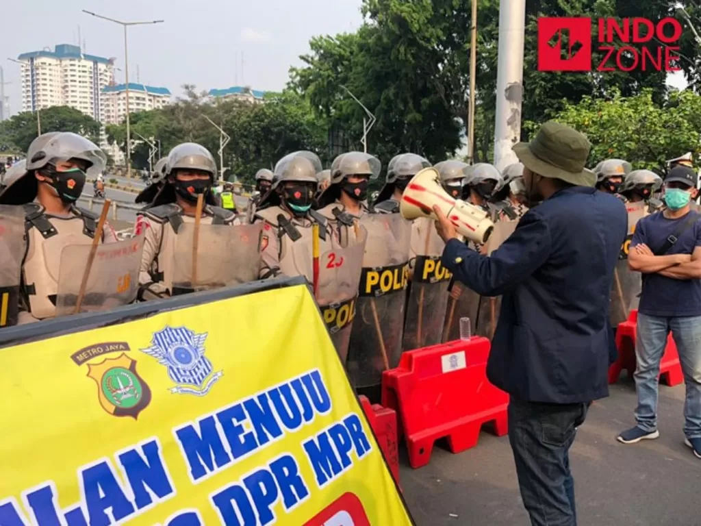 Sejumlah massa mahasiswa berorasi di sekitar Gedung DPR, sempat saling dorong dengan Polisi, Kamis (8/10/2020). (INDOZONE/Samsudhuha Wildansyah)