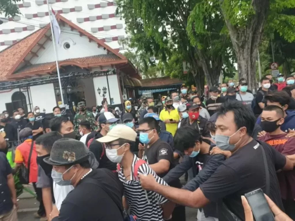 parat kepolisian mengamankan puluhan orang yang diduga akan berbuat ricuh saat unjuk rasa menolak UU Cipta Kerja di Surabaya, Selasa (20/10/2020). (Photo/ANTARA Jatim/HO/WI)