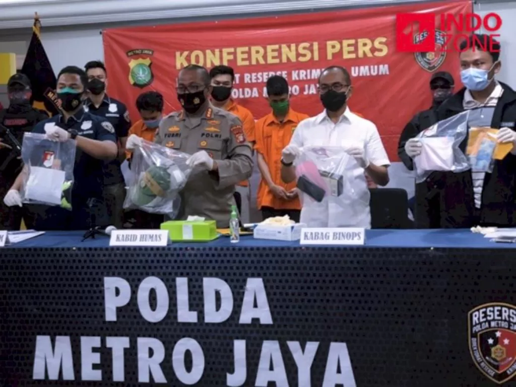 Konferensi pers kasus pengeroyokan anggota polisi saat amankan demo Jakarta di Polda Metro Jaya, Jakarta. (INDOZONE/Samsudhuha Wildansyah)