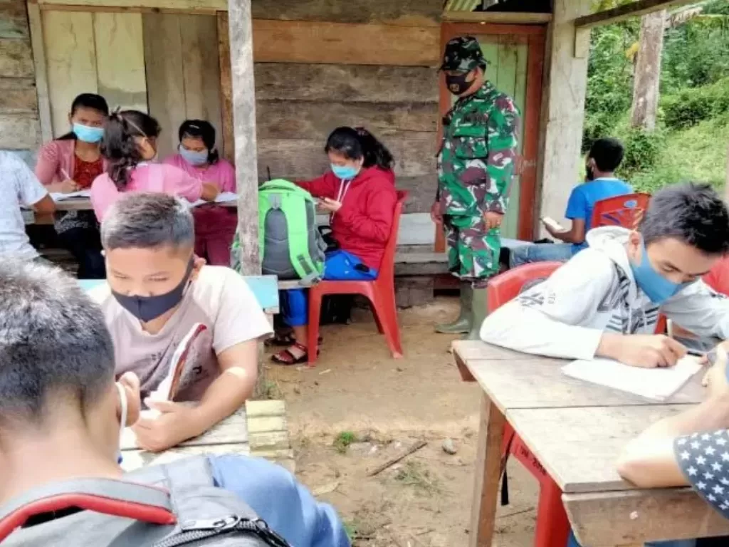 Para siswa di Desa Marpadan, Kecamatan Tarabintang mengikuti pelajaran daring dengan memanfaatkan internet gratis dari mobil WiFi keliling Kodim 0210 TU. (Photo/ANTARA/HO)