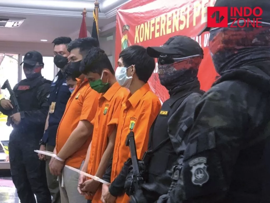 Konferensi pers kasus pengeroyokan anggota polisi saat amankan demo Jakarta di Polda Metro Jaya, Jakarta, Rabu (21/10/2020). (INDOZONE/Samsudhuha Wildansyah)