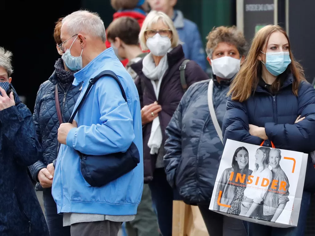 Warga memakai masker (Ilustrasi/REUTERS/Fabrizio Bensch)