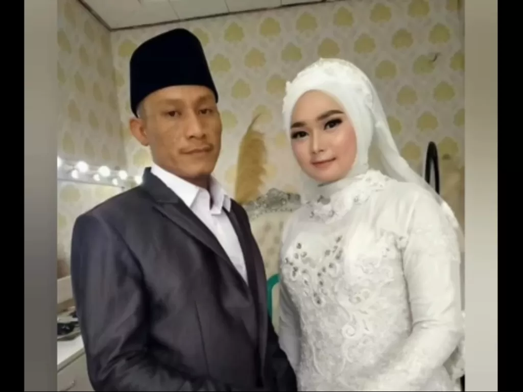 Suami nikahi pelakornya dilabrak istri sah viral (Facebook/Sobat Online)