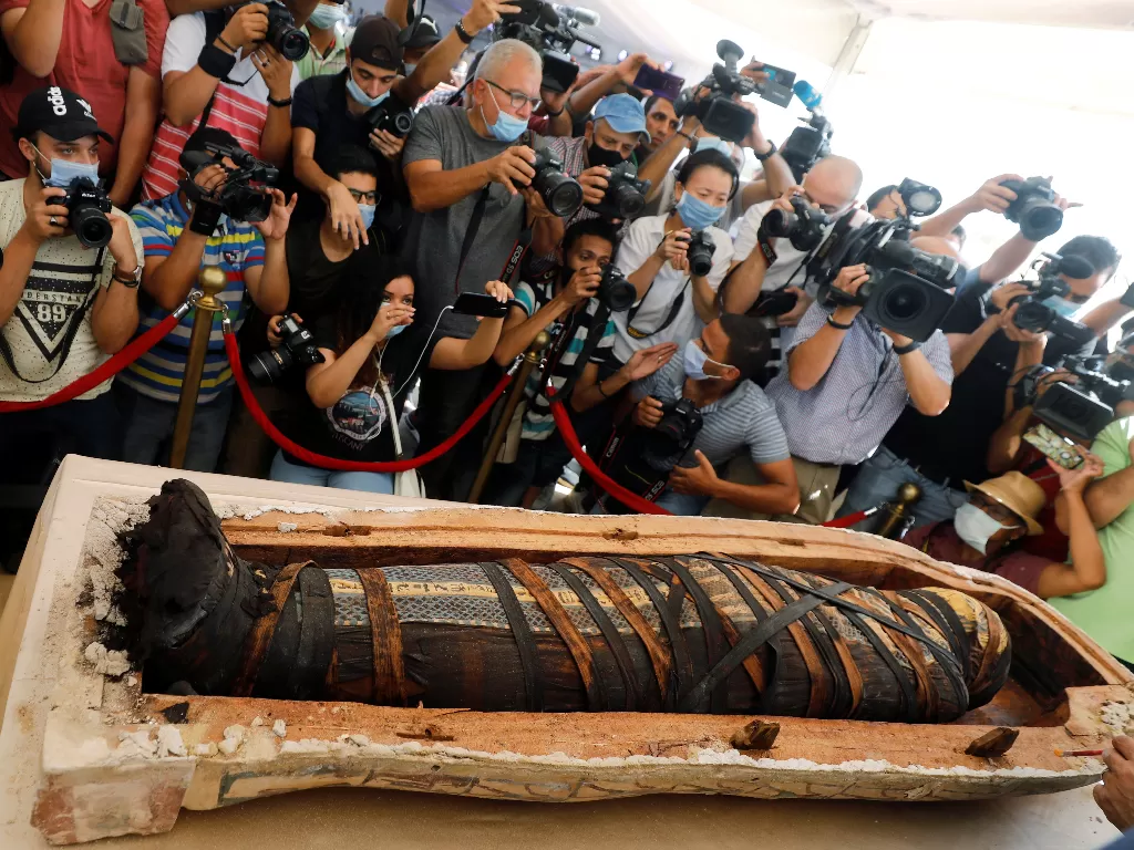 Sebuah sarkofagus yang berusia sekitar 2500 tahun, terlihat di dalam situs pemakaman yang baru ditemukan di dekat pekuburan Saqqara Mesir, di Giza, Mesir (REUTERS/Mohamed Abd El Ghany)