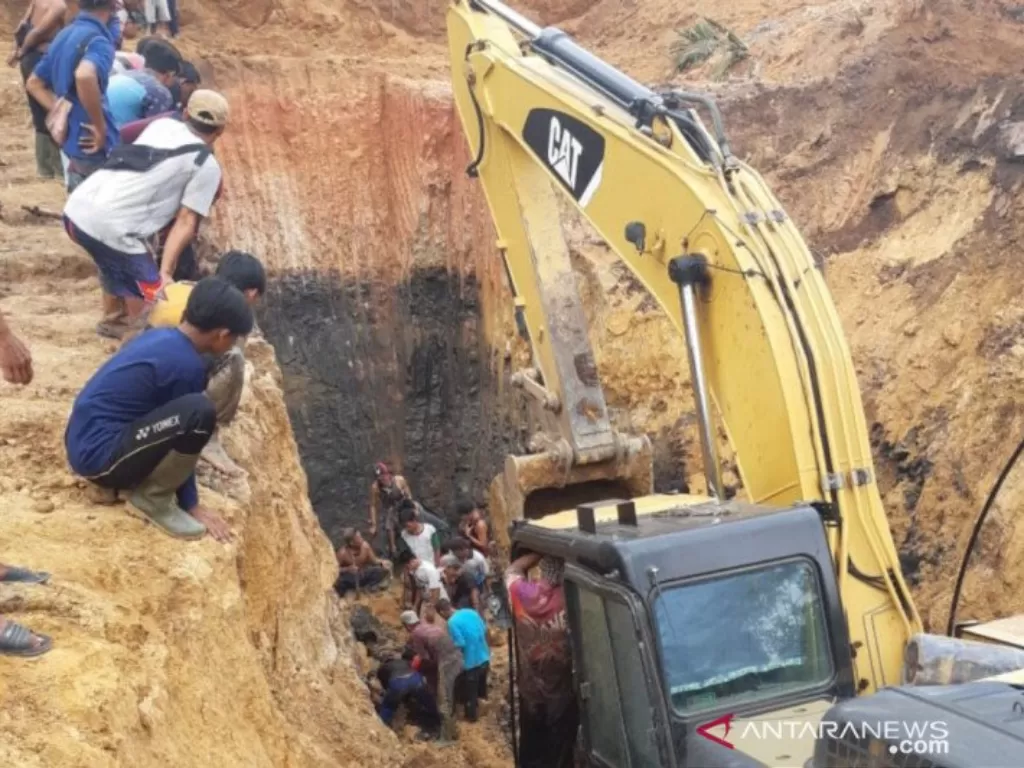 Lokasi longsor yang menyebabkan 11 orang meninggal dunia di Desa Tanjung Lalang Kecamatan Tanjung Agung, Kabupaten Muara Enim, Rabu (21/10/2020). (ANTARA/HO-Polsek Tanjung Agung/20)
