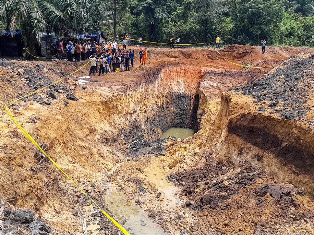 Warga mengamati lokasi tambang batu bara ilegal yang mengalami longsor di Desa Tanjung Lalang, Kecamatan Tanjung Agung, Kabupaten Muara Enim, Kamis (22/10/2020). (Photo/ANTARA FOTO/Sabang Dipa)