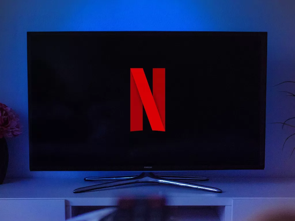 Ilustrasi logo layanan streaming film Netflix di televisi (photo/Unsplash/David Balev)