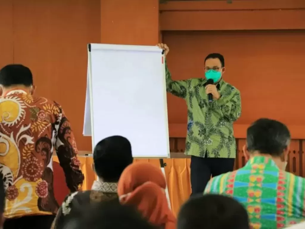Anies Baswenda berdiskusi dengan camat dan lurah se wilayah Jakarta Selatan membahas penanganan banjir di Kantor Kecamatan Pancoran, Jakarta Selatan, Kamis (22/10/2020). (Photo/ANTARA/HO-Kominfotik Jakarta Selatan)