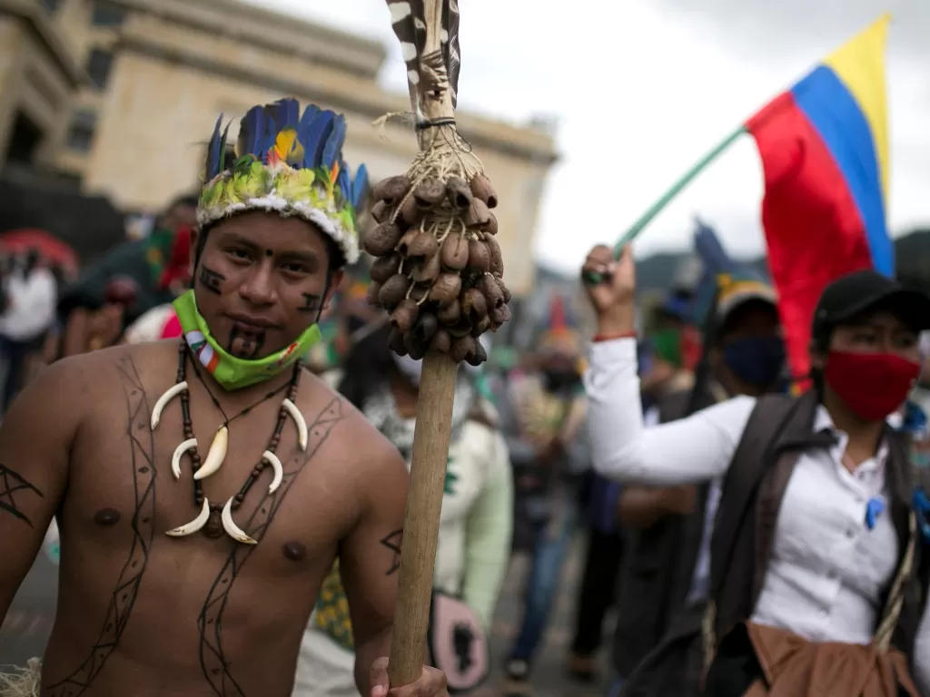 Seorang pria pribumi Kolombia berpartisipasi dalam protes terhadap kebijakan Presiden Kolombia Ivan Duque (REUTERS/Luisa Gonzalez)