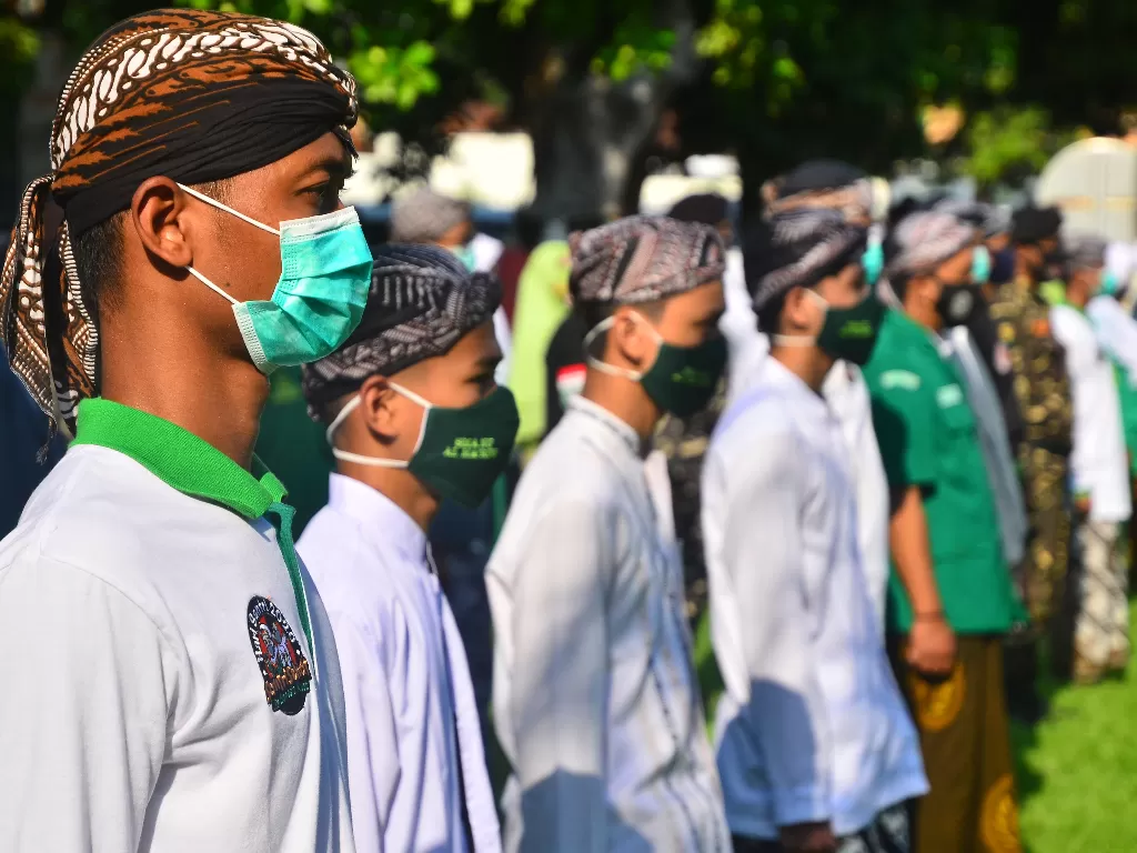 Sejumlah santri mengikuti apel dan doa memperingati hari santri nasional di Kudus, Jawa Tengah, Kamis (22/10/2020). ANTARA FOTO/Yusuf Nugroho