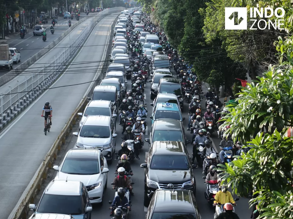 Kendaraan terjebak kemacetan di Jalan Mampang Prapatan, Jakarta, Senin (8/6/2020). (INDOZONE)