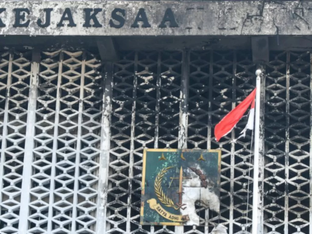 Kondisi gedung utama Kejaksaan Agung yang terbakar di Jakarta. (ANTARA FOTO/Galih Pradipta)