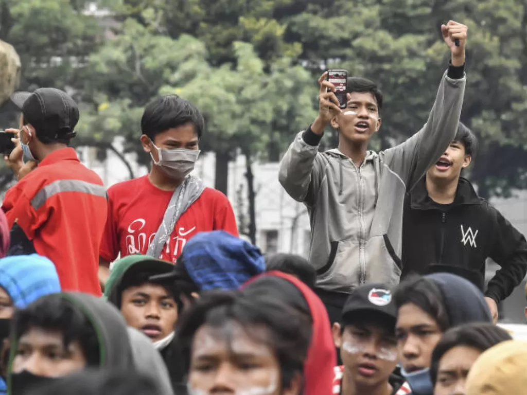 Anak di bawah umur mengikuti aksi tolak UU Cipta Kerja di kawasan Patung Kuda, Jakarta, Selasa (13/10/2020). (ANTARA FOTO/Muhammad Adimaja)