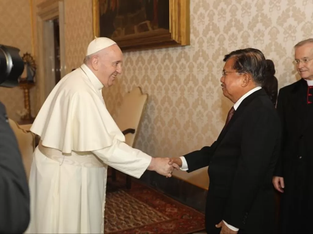 Jusuf Kalla bertemu Paus Fransiskus di Vatikan pada Jumat (23/10/2020). (Photo/Instagram/@jusufkalla)