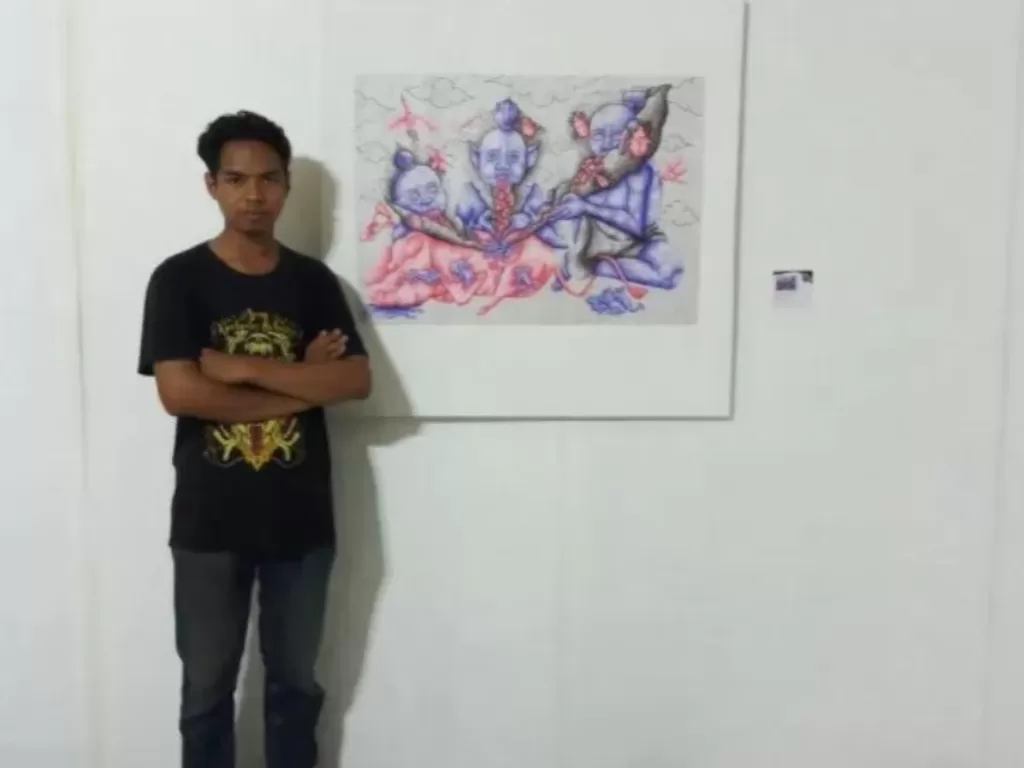 Mahasiswa Undiksha Singaraja, Kabupaten Buleleng, Bali, Yohanes Soubirius De Santo, berdiri di depan karya seni. (ANTARA/Made Adnyana)