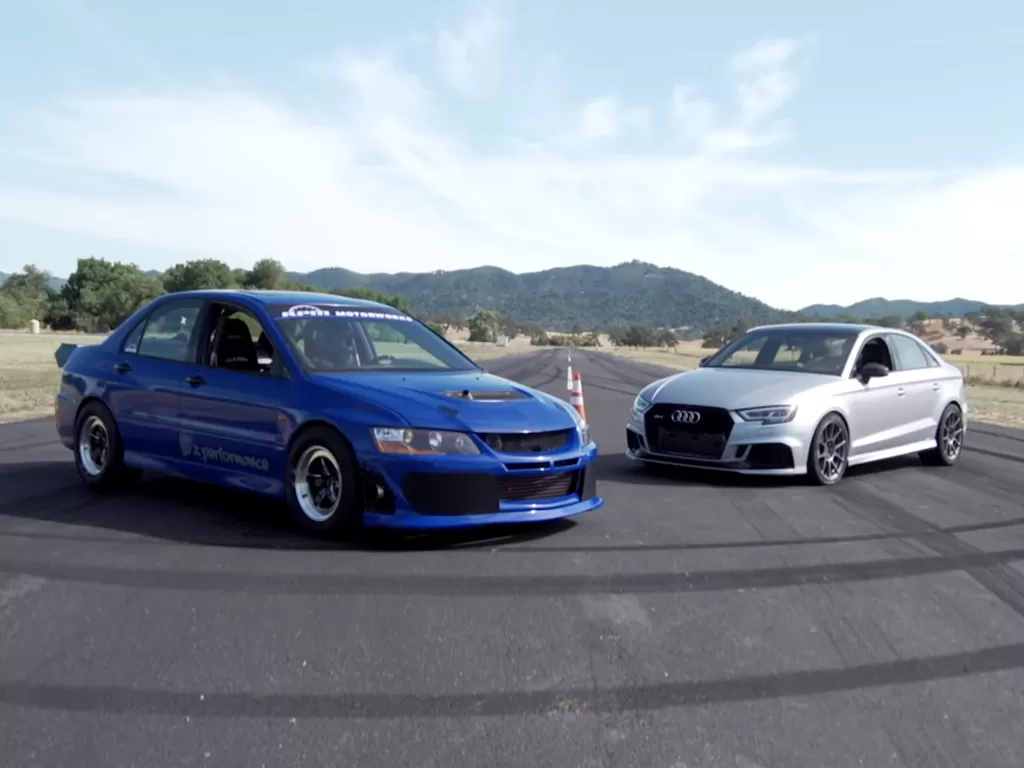 Tampilan mobil Audi RS3 dan Mitsubishi Evo 8 (photo/YouTube/Hoonigan)