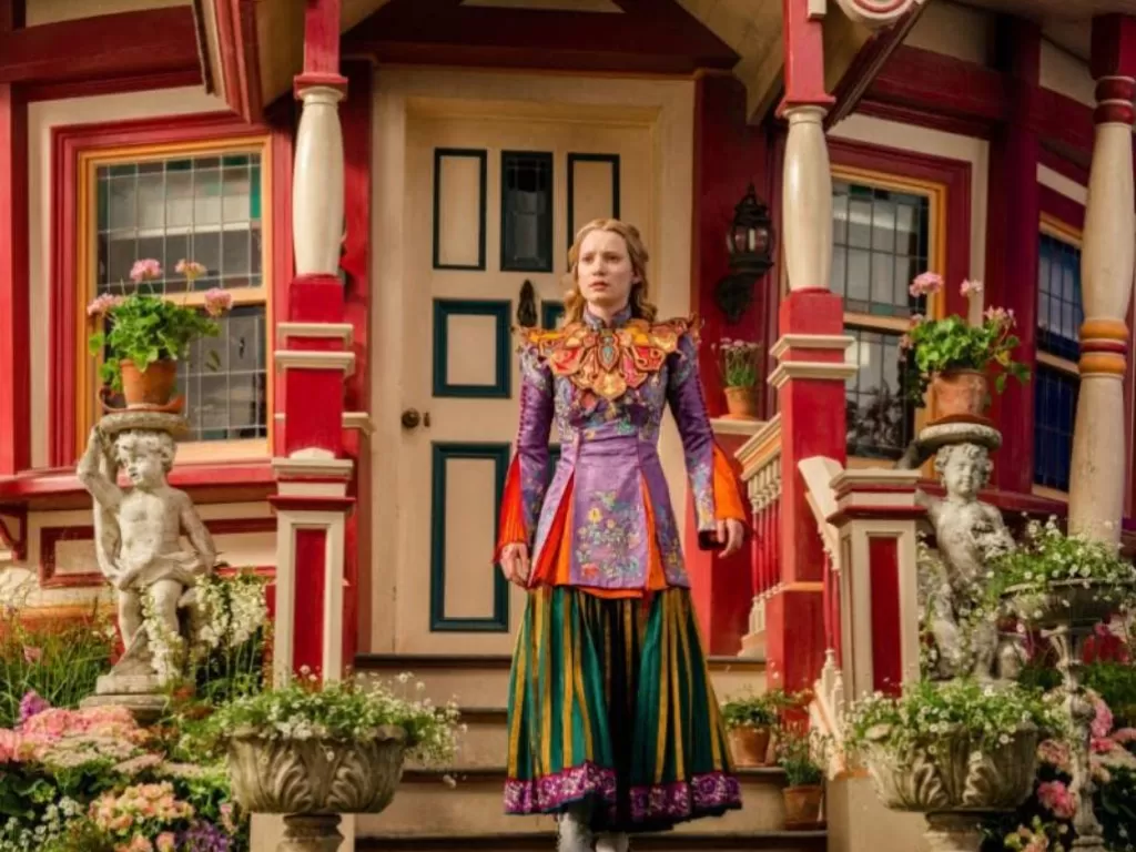 Alice Through the Looking Glass (2016). (Walt Disney Pictures)