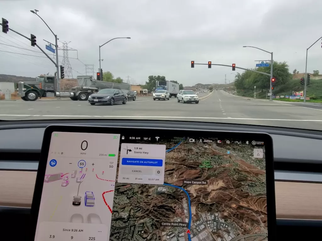 Tampilan fitur Full-Self Driving versi beta di mobil Tesla (photo/YouTube/James Locke)