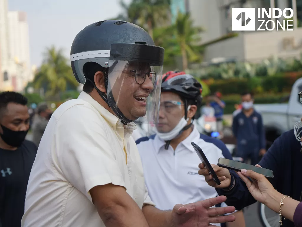 Dok - Gubernur DKI Jakarta Anies Baswedan bersepeda di kawasan Bundaran HI, Jakarta, Minggu (14/6/2020). (Photo/INDOZONE/Arya Manggala)